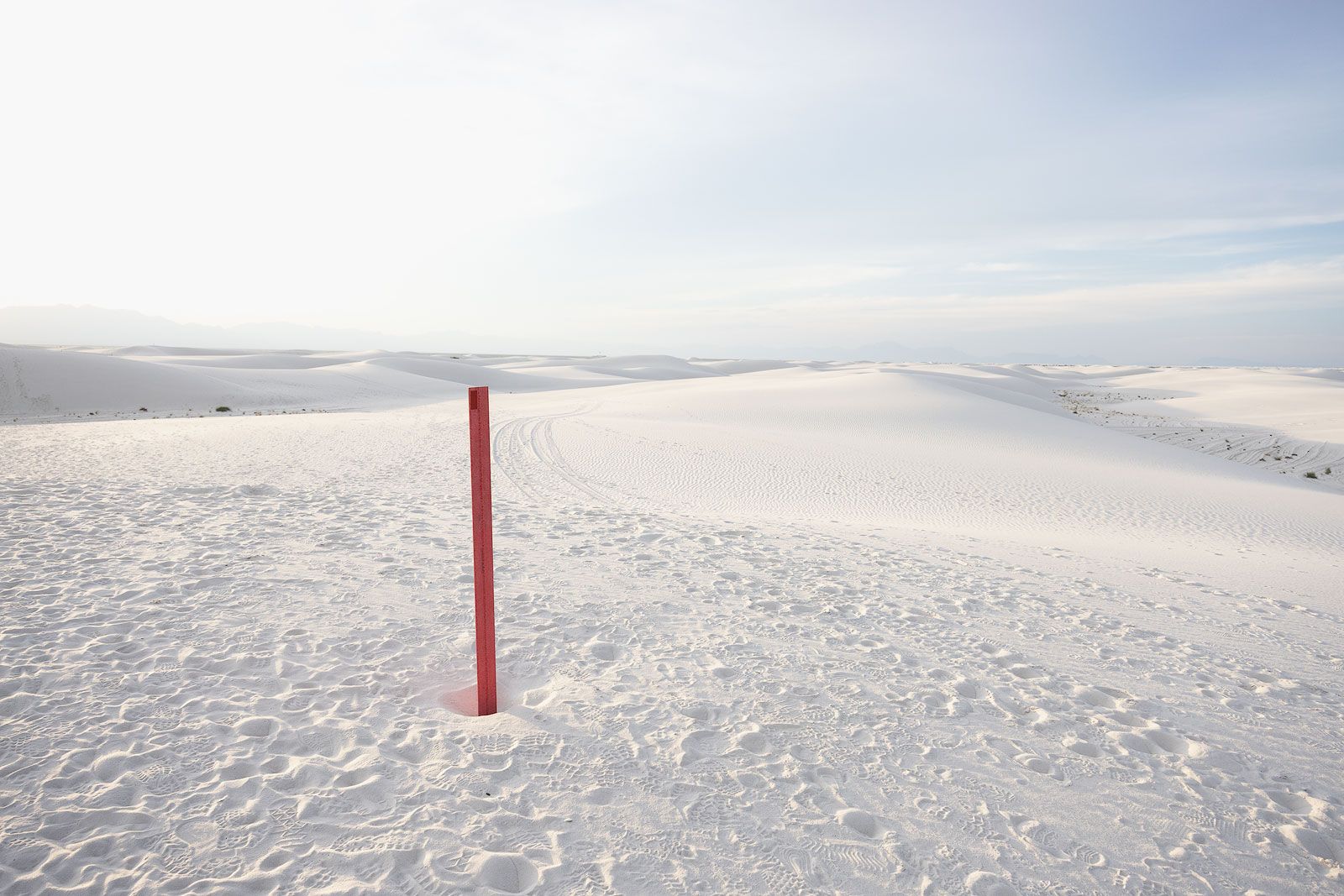 Red marker along the White Sands Alkali Flat Trail