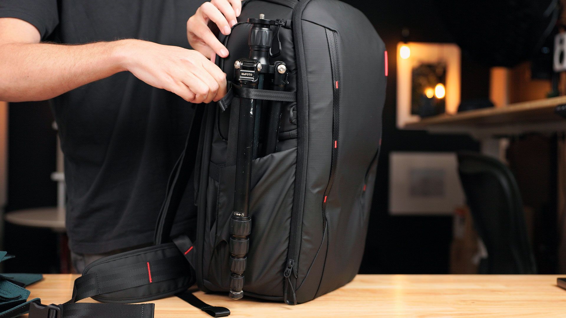OneMo 2 side pocket with lateral strap for tripod or other tall items